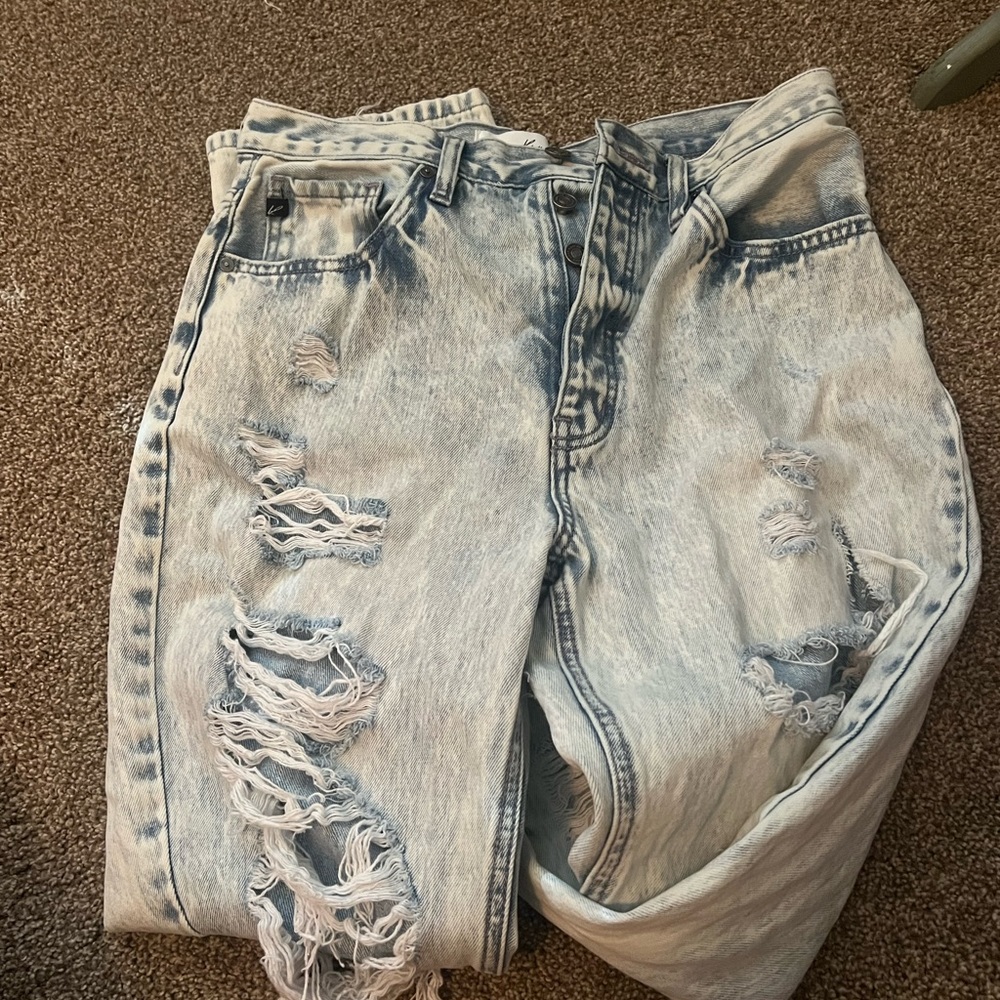 BOUTIQUE JEANS, SUPER LIGHT LOTS OF RIPS BUT REALLY CUTE DURING SUMMER TIME